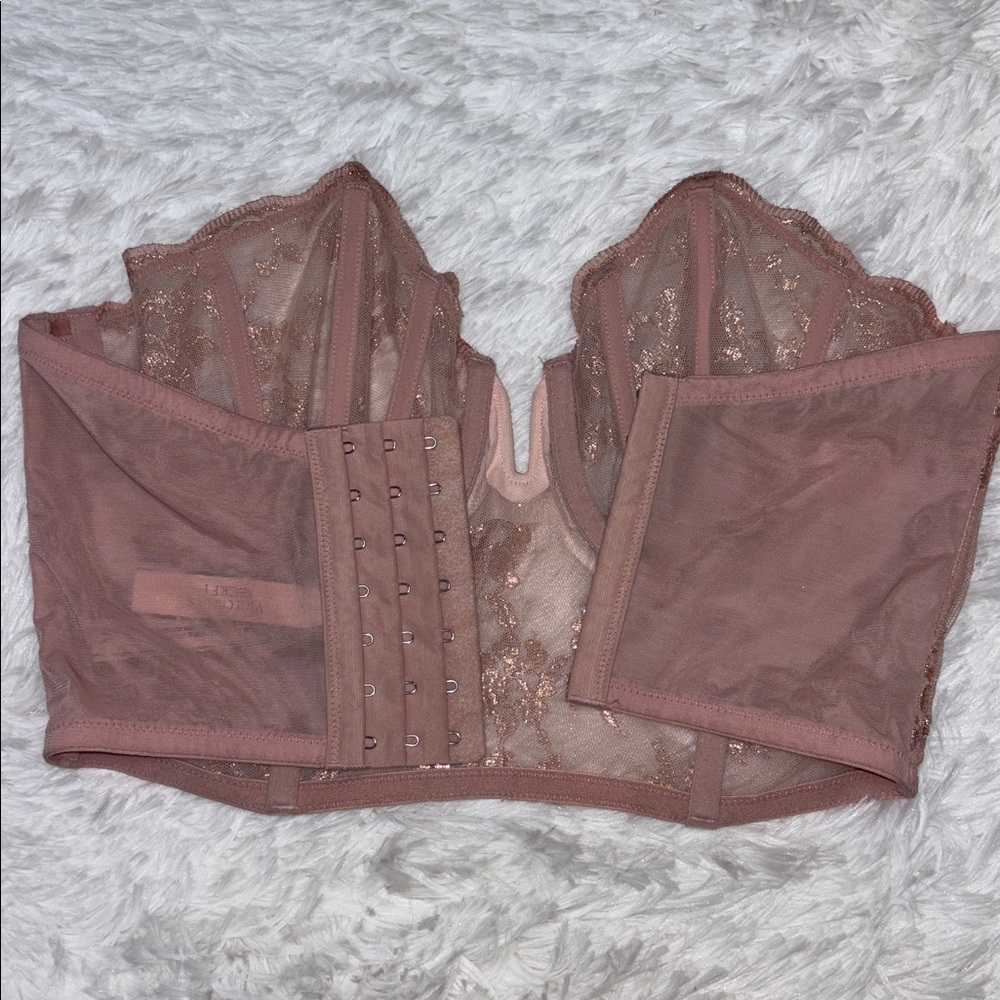 Victoria’s Secret Dream Angels
Scalloped Lace Bustier 34DD - Picture 9 of 10